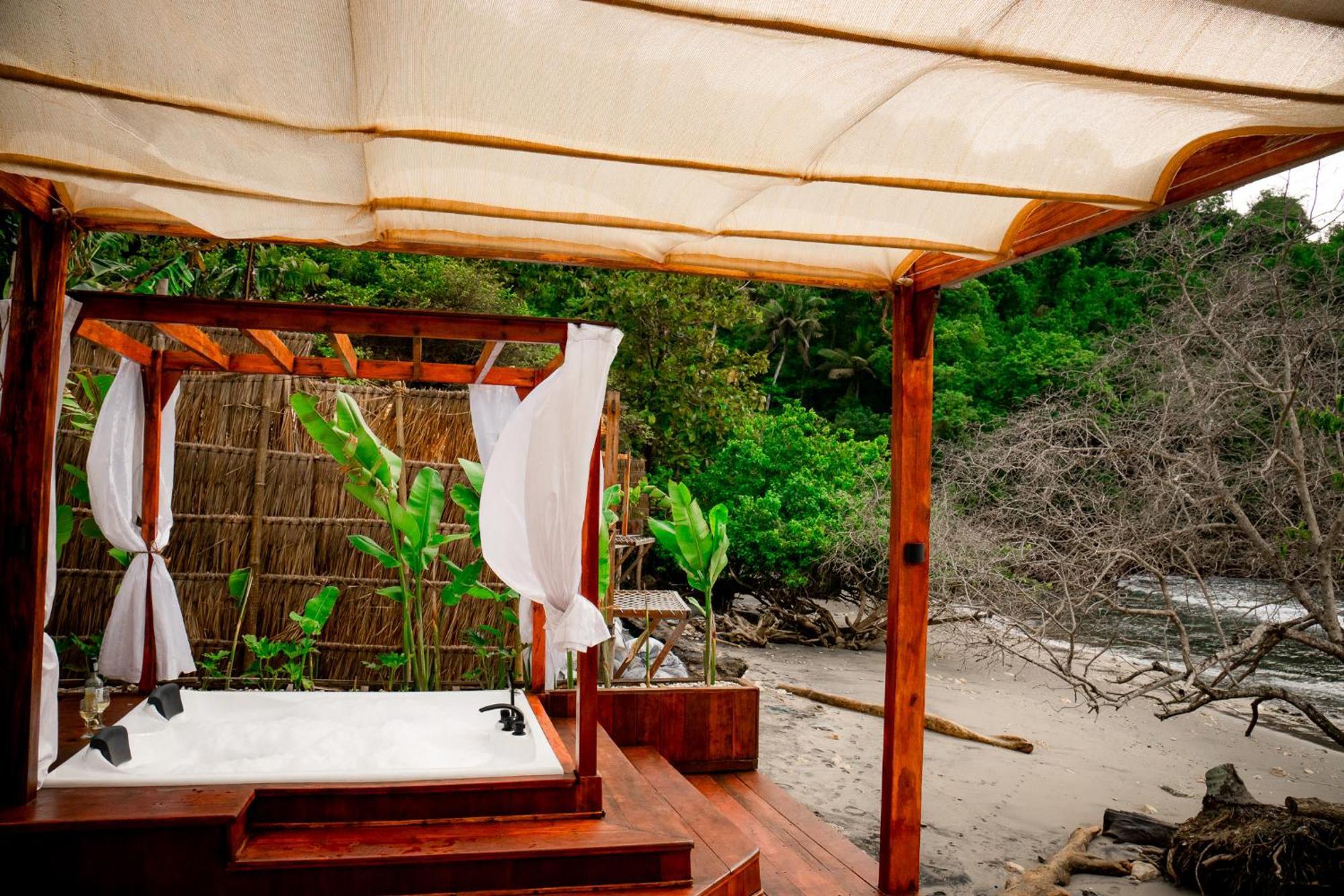 Beachfront Luxury Dome Villas - Gamat Bay Resort Nusa Penida Exterior foto