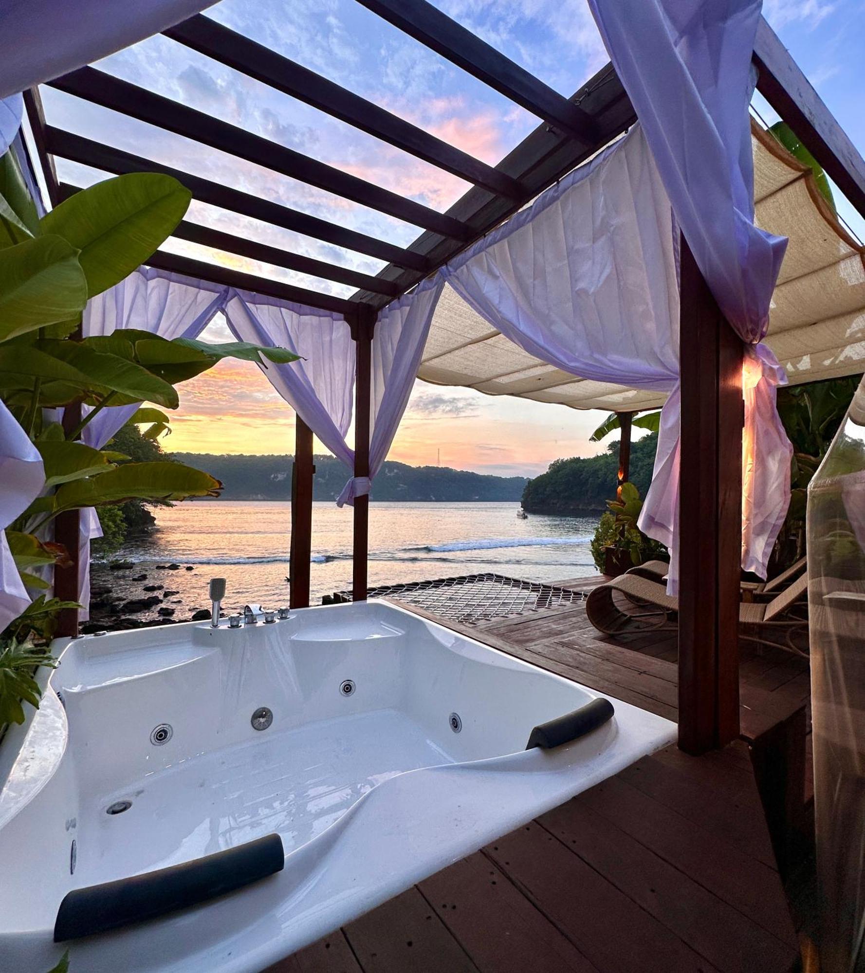 Beachfront Luxury Dome Villas - Gamat Bay Resort Nusa Penida Exterior foto